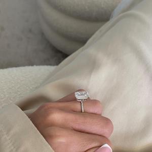 Anillo de Diamante Cultivado en Laboratorio con Corte Esmeralda de 7 Quilates _ Anillo de Compromiso en Oro de 18K _ Diseño Minimalista Elegante _ Certificado IGI F - VVS2 - Product Image 1