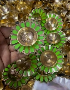 Lampe à huile traditionnelle en laiton pour mariage et Diwali, avec motif floral, pour les cérémonies religieuses et la décoration de Pooja, artisanat - Product Image 4