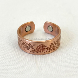 Bague en cuivre pur de qualité supérieure • Bande de guérison luxueuse gravée motif fougère botanique - Product Image 1