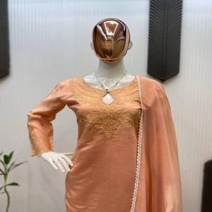 Conjunto de Pantalón y Blusa de Seda Romana Elegante VASTRA COTTAGE con Bordado Completo y Dupatta de Georgette, Ropa Étnica Festiva para Mujer - Product Image 2