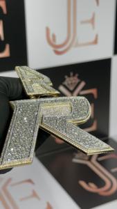 Colgante de letra R personalizado con diamantes de moissanita, chapado en plata de ley 925, estilo hip hop, al precio más bajo. - Product Image 3