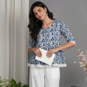 Haut en coton imprimé floral bleu élégant pour femme avec bordure en dentelle, col rond, manches 3/4, longueur normale, style ethnique fusion - Product Image 1