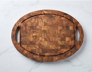 Planche à découper élégante en bois massif à grain ovale avec deux poignées et rainure pour les jus - Product Image 1