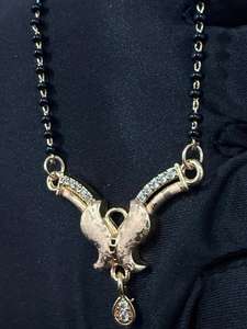 Collar Mangalsutra de Mariposa Chapado en Oro con Aleación de Cobre, Moissanita y Perla de Agua Dulce - Estilo Romántico Tradicional para Bodas Indias - Product Image 2