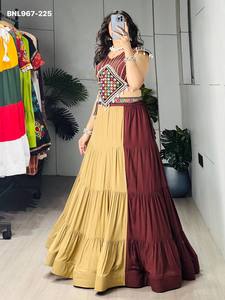 Lehenga de Rayón y Algodón de Alta Calidad con Volantes en Color Marrón y Beige Liso, con Bolso y Blusa con Bordado Gamthi, Proveedor Indio - Product Image 3