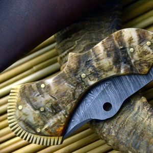 Cuchillo de Caza de Acero de Damasco, Hoja Serrated Foot, Mango de Madera, Funda de Cuero, para Uso en Exteriores y Camping - Product Image 3
