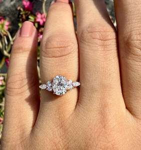 Bague florale en or rose 14 carats avec diamant ovale de 1,00 carat, cultivé en laboratoire, certifié IGI, pour mariage, fête, cadeau pour elle - Product Image 2