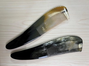 Peine de cuerno de búfalo hecho a mano para el cuidado del cabello, reduce la rotura, da brillo y es adecuado para todo tipo de cabello, imitación de estilo antiguo. - Product Image 1
