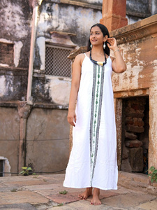 Vestido Maxi de Algodón Blanco con Estampado Artesanal, Vestido Boho sin Mangas para Vacaciones de Verano y Uso Casual - Product Image 2