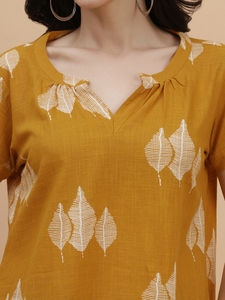 Chemisier femme en coton moutarde à col en V et manches courtes, coupe classique, décontracté, imprimé végétal, respirant et lavable, idéal printemps-été - Product Image 5
