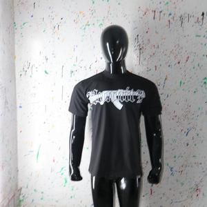 เสื้อยืดแขนสั้นสีดำสำหรับผู้ชาย พิมพ์ลายโลโก้ปืนสีขาว ทรงปกติ สไตล์สตรีท คอกลม ผ้าคอตตอนเจอร์ซีย์ ยี่ห้อ CLUSH SPORTS - Product Image 2