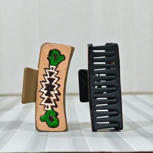 Pinza para el pelo de cuero de moda con diseño de hoja verde y patrón en zigzag para accesorios de mujer - Product Image 1