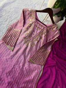 Traje Salwar Rosa con Bordado de Encaje Chinon, Estampado con Lentejuelas y Bordado, Top y Pantalón con Encaje Bordado, con Dupatta - Product Image 3