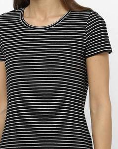 Haut de sport pour femme à col rond, conçu avec un motif rayé et une coupe ajustée sportive pour un confort quotidien - Product Image 5