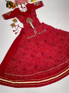 Ensemble Lehenga Indien et Pakistanais avec Blouse Brodée à Lacets au Dos, Jupe Imprimée Longue en Rayonne – Tenue Traditionnelle pour Mariage - Product Image 3