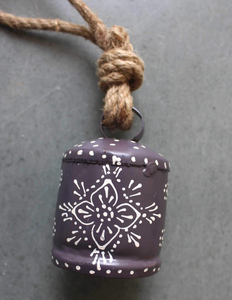 Clochettes en métal peintes à la main de qualité supérieure avec corde en jute, carillon éolien suspendu pour la décoration de la maison, du jardin, de la porte et des murs, disponible à la vente - Product Image 5