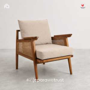 Fauteuil en bois de style mid-century modern avec panneaux en rotin et coussin rembourré, fauteuil de salon fabriqué à la main en Indonésie - Product Image 1