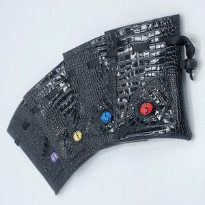 Bolsa de Dados Hecha a Mano de Cuero PU con Diseño de Ojo de Dragón, Cierre con Cordón, Bolsa de Almacenamiento para Dados D&D, Textura Negra en Relieve - Product Image 1