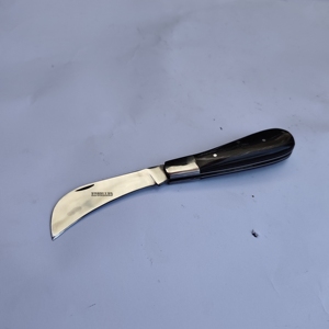 Cuchillo Plegable de Acero Inoxidable Hecho a Mano Personalizado para Acampar al Aire Libre con Mango de Cuerno de Toro Negro - Product Image 2