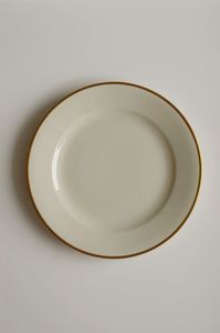 Assiette plate en céramique irrégulière, style classique, faite à la main, vaisselle blanche unie, écologique, passe au micro-ondes, toutes occasions - Product Image 3