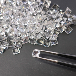 โทแพซสีขาวธรรมชาติ 5 มม. ทรงสี่เหลี่ยมเจ้าหญิงคัท คุณภาพดีที่สุด พลอยเม็ดเดี่ยวสำหรับทำเครื่องประดับ - Product Image 1