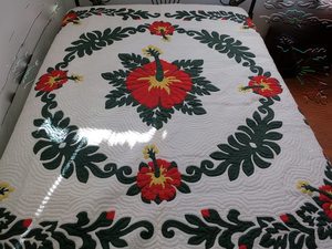 Magnifiques couvertures hawaïennes Kantha faites à la main, à motifs floraux rouges, 100 % coton, pour la maison, la décoration de lits d'hôtel. - Product Image 1