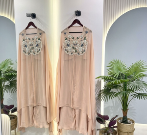 Conjunto de caftán y capa de diseñador Georgette |   Conjunto Étnico en Tonos Pastel con Cuello Bordado con Flores |   Traje Elegante para Fiesta de Eid - Product Image 3