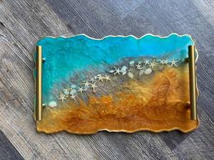 Adoro el océano tropical, te encantará esta elegante bandeja de resina con diseño de estrella de mar, escamas doradas y asas doradas. - Product Image 4