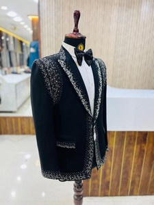 Traje de esmoquin negro bordado para hombre con pajarita – Traje de diseñador para bodas y eventos formales - Product Image 5