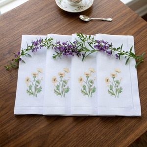 Servilletas de Mesa Cuadradas Clásicas Personalizadas con Bordado de Flores Amarillas, de Algodón con Dobladillo, para Bodas y Hogar - Product Image 1