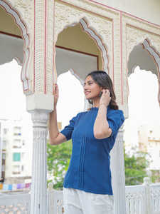 เสื้อท่อนบนผู้หญิงสีน้ำเงิน ผ้าเรยอน ด็อบบี้ ดีไซน์เนอร์ ทรงปกติ แขนพอง คอระบายจีบ ออกแบบมาเพื่อการสวมใส่ลำลองทั่วโลก - Product Image 3