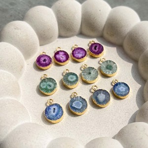 Colgante Redondo de Cuarzo Solar Chapado en Oro sobre Latón en Morado, Verde y Azul, Estilo Romántico, Joyería con Colgante Electrochapado - Product Image 2