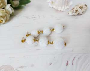 Boucles d'oreilles clous en perles de rocaille or blanc, avec grappe de perles boules blanches et longues boules perlées, pour mariage, en argent sterling plaqué or - Product Image 1