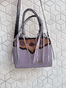 Sac fourre-tout en cuir unique de créateur, avec franges et pompons, en cuir repoussé à la main, style bohème, multi-usages, pour femme - Product Image 1