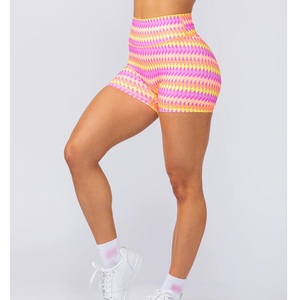 Shorts de yoga et d'entraînement personnalisés pour femme, imprimés, respirants, séchage rapide, écologiques, en polyester et élasthanne, souples, doux au toucher, effet froncé aux fesses - Product Image 3