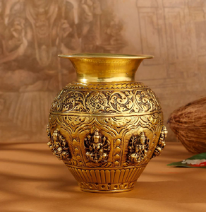Kalash ornamental de latón con tallados en alto relieve de dioses hindúes y bandas florales. Disponible a precios de mayorista. - Product Image 1
