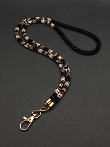 สร้อยคอประดับลูกปัดทำมือพร้อมตัวล็อคทองคำ ทอสีดำ ขาว เบจ และลายงูสีทอง เครื่องประดับสุดเก๋ - Product Image 4