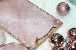Plateau en résine fait main à thème quartz rose, plateau en résine époxy avec bord en quartz rose, plateau en résine blanc et rose avec peinture dorée et - Product Image 6