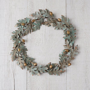 Couronne rustique en métal, fabriquée avec des feuilles de chêne patinées de verdigris et accentuée de des acorns dorés chatoyants pour la décoration d'automne - Product Image 1