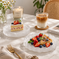 Matglazen dessertbord in gletsjerstijl, modern en minimalistisch, voor afternoon tea, voegt elegantie toe bij het serveren van gebak, taarten en snacks.