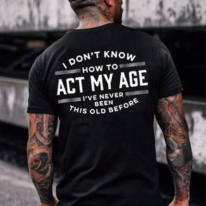 T-shirt noir à manches courtes pour homme avec imprimé au dos « Je ne sais pas comment agir comme mon âge m'impose », coupe classique, col rond, jersey en coton - Product Image 1