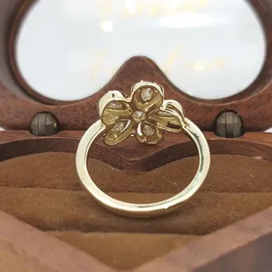 Anillo de Diamantes Floral Inspirado en la Naturaleza en Oro Amarillo con Pétalos de Diamantes en Corte Pera y un Diamante Central Redondo Brillante - Product Image 4