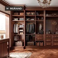 Dressing modulaire sur mesure en bois massif vintage avec portes vitrées, tiroirs multiples et zones de suspension à niveaux