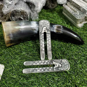 Outil artisanal authentique en os de buffle sculpté à la main, style Viking, à prix de gros - Product Image 3