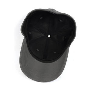 Gorra de béisbol de algodón unisex estilo urbano, negra, de 6 paneles, ajustable, con cierre a presión, lavada, con logo de letras bordadas en blanco. - Product Image 4