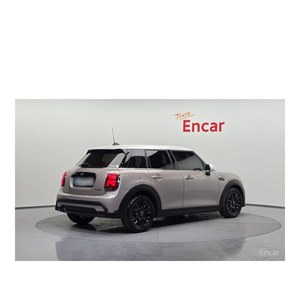 Mini Cooper 5 Puertas Clásico 2023/3 con Cámara Trasera, Asientos de Cuero, Volante a la Izquierda, 26,165 km - Product Image 2