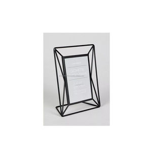 Marco de fotos de metal estilo vintage, perfecto para la decoración clásica del hogar, con diseños de bordes metálicos con patrones intrincados. - Product Image 1