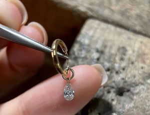 Pendientes de Aro Redondos Flotantes de Oro Sólido de 14K, Joyería de Lujo Minimalista y Brillante, Regalo para Mujeres, Bodas, Aniversarios y Fiestas - Product Image 4