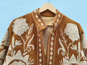 Veste bomber en velours de coton artisanal, réversible, vintage, bohème, courte, colorée, à motifs floraux brodés, printemps été - Product Image 2