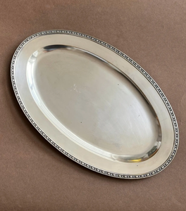 Plateau ovale en métal plaqué argent vintage, gravé sur le rebord, plateau de service pour thé, café, fruits, décoratif - Product Image 1